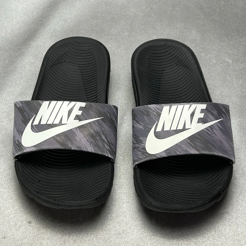 Nike Boys Size 11C Kawa SE Black/Pure Platinum Slide Sandals (GS/PS) Pool Beach